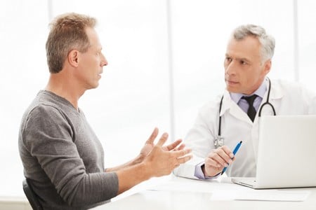 мужчина говорит с врачом