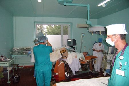 Хирурги и пациент в операционной Хирурги и пациент в операционной