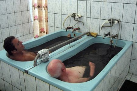 Мужчины в грязевых ваннах Мужчины в грязевых ваннах