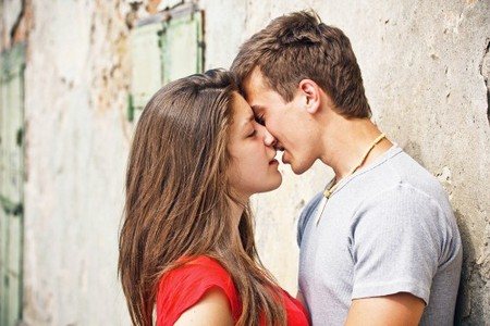 Женщина целует мужчину Женщина целует мужчину