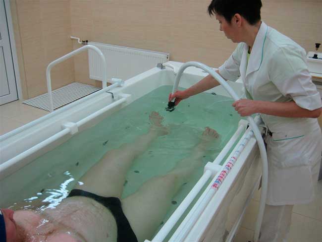 Физиотерапевтическая процедура в ванне