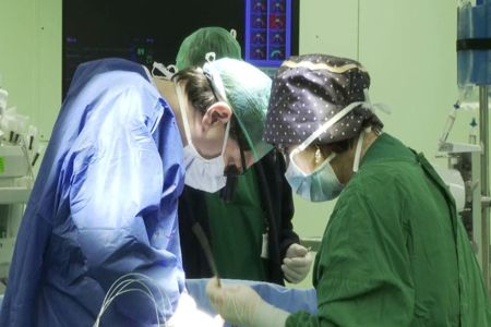 Хирург делает операцию