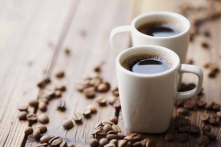 чашка кофе и кофейные зерна