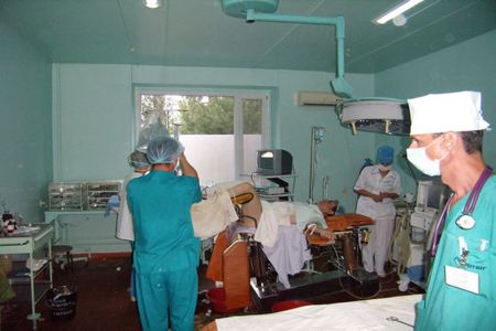 Хирурги и пациент в  операционной
