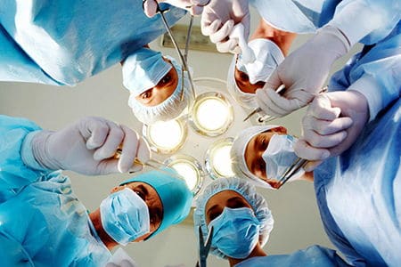 врачи в операционной