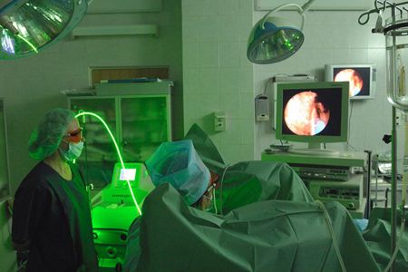 Хирурги и аппаратура для лазерной операции