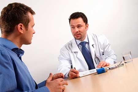 Мужчина общается с врачом