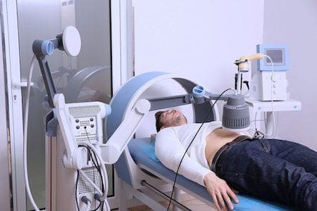 мужчина проходит процедуру магнитотерапии
