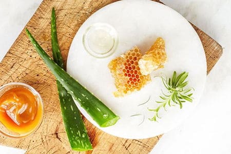 мед и кусочки растения на тарелке
