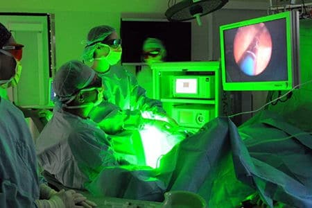 врачи проводят операцию лазером