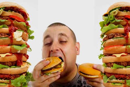 мужчина ест гамбургеры