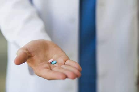 таблетки в руках у врача