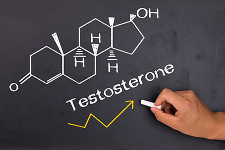 формула тестостерона нарисована на доске