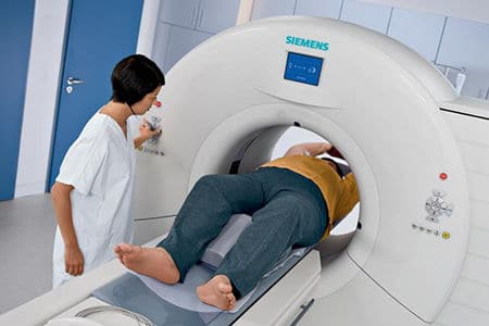 мужчине делают компьютерную томографию