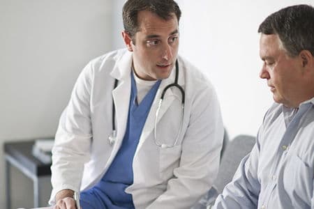 врач что-то показывает пациенту