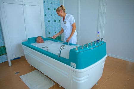 мужчина принимает лечебную ванну в санатории