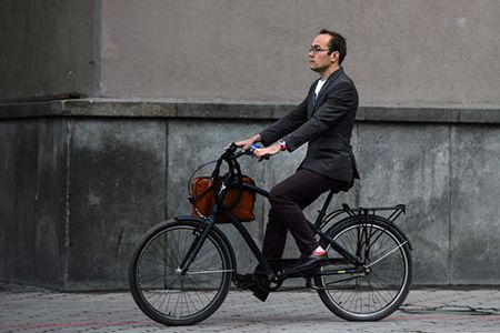 мужчина едет на велосипеде