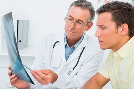врач и пациент смотрят на рентген снимок